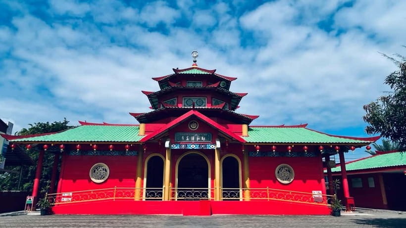 Batam Day Tour with Singapore ferry ticket, massage & lunch - Saung Budaya Batam: Malay dance and hands-on Angklung