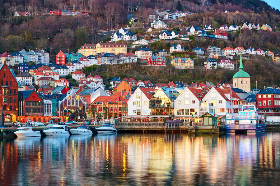 Bergen: Sightseeing Walking Tour with Ferry Ride - Starting at Tourist Information Centre, then getting your bearings fast