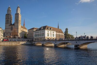 Best of Zurich Tour with Felsenegg Cable Car and Ferry Ride - A Quick Pause at Lake Zurich Before the Real Views