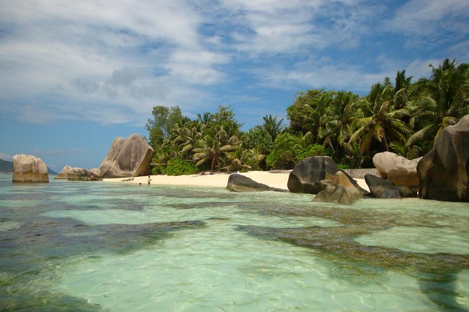 Cat Cocos: Mahe to La Digue Island Fast Ferry - Getting to Cat Cocos: where to stand, when to check in