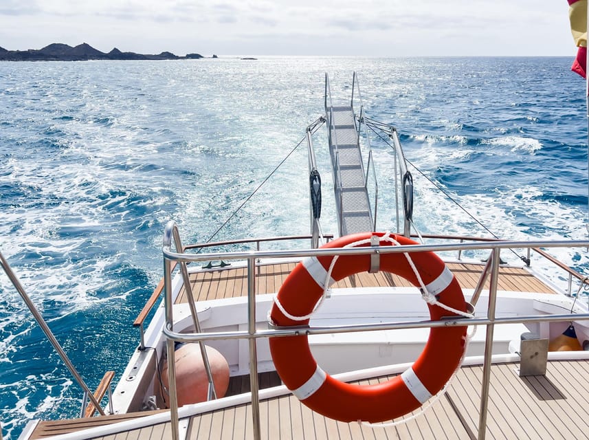 Corralejo: Return Ferry Ticket to Lobos Island Fuerteventura - Corralejo to Lobos: the Majorero ferry experience in plain terms