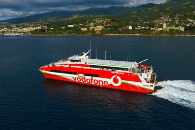 Discovering Moorea from Tahiti in 4x4 with the Ferry Terevau - Cooks Bay Stop: A Short Break With Local Tales (20 Minutes)