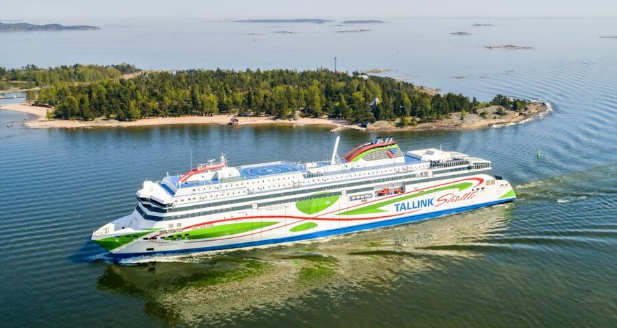From Helsinki: Return Day Trip Ferry Ticket to Tallinn - Beyond Old Town in the time you have: KUMU and Kadriorg Palace