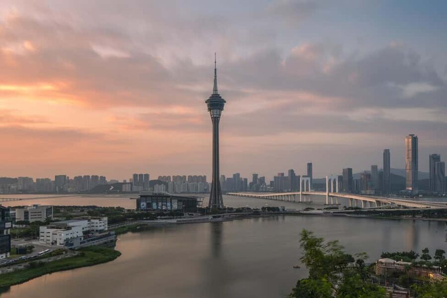 From Hong Kong: Macau Day Tour with R/T Ferry, Lunch, Pickup - Grand Lisboa Casino Stop: Quick, Educational, and Dress-Code Sensitive