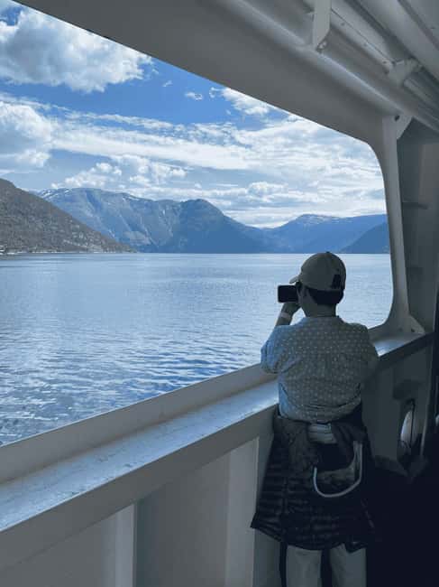 Guided tour: Hardangerfjord, Waterfalls and Ferry crossing - Norheimsund: lunch and breathing room on the fjord