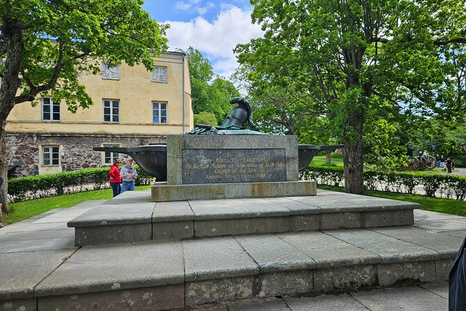 Helsinki & Suomenlinna: City Highlights Tour with Ferry Ride - Suomenlinna by ferry: UNESCO fortress time that feels like a different world