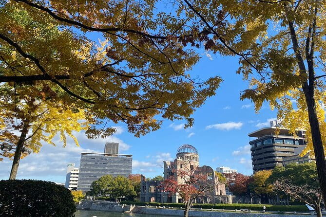 Hiroshima and Miyajima Day Trip with Itsukushima Shrine & Ferry - Bilingual guide setup (English and Spanish): how to get the most out of the explanations