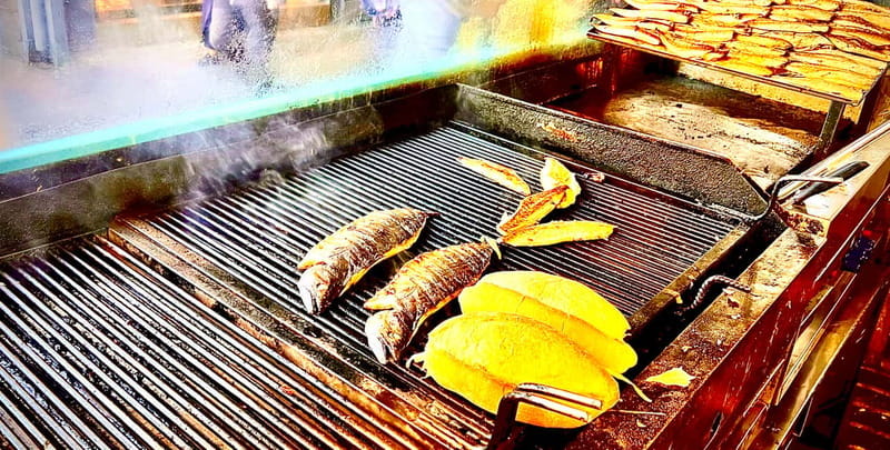 Istanbul: Guided Food Tour with Ferry Ride and Tastings - Back across the water and into Karaköy for dessert