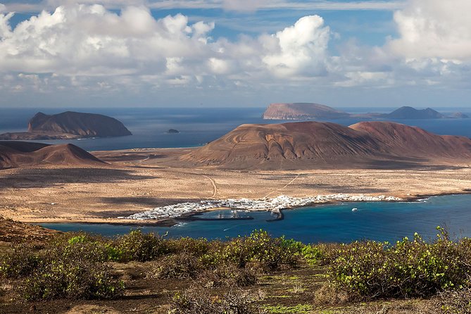La Graciosa at your leisure (bus transfer and return ferry ticket) - Getting to Orzola: the pickup moment that makes or breaks the morning