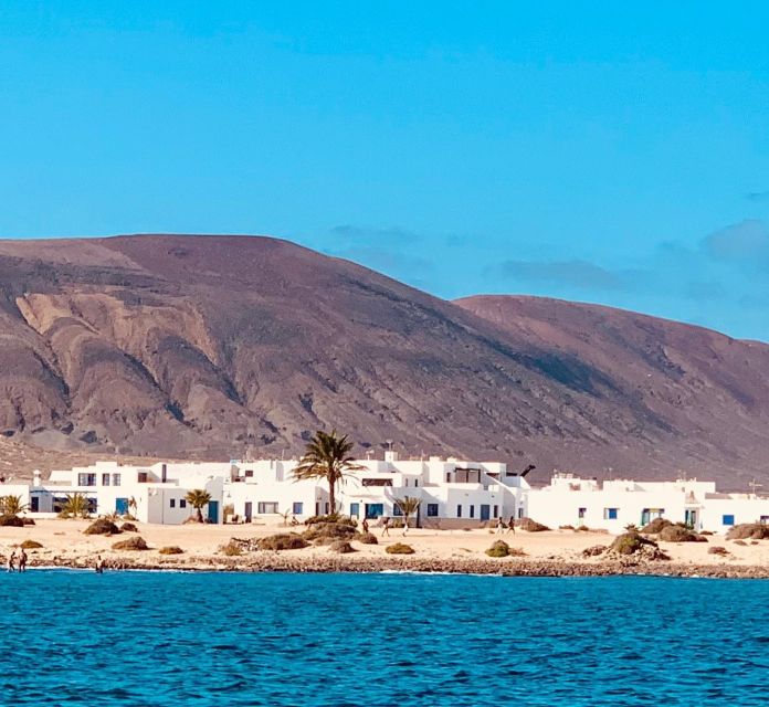 Lanzarote: Return Ferry to La Graciosa with Bus Pickup - The Ferry Ride: Fast Crossing, Sea Conditions, and Wi‑Fi for the Brave