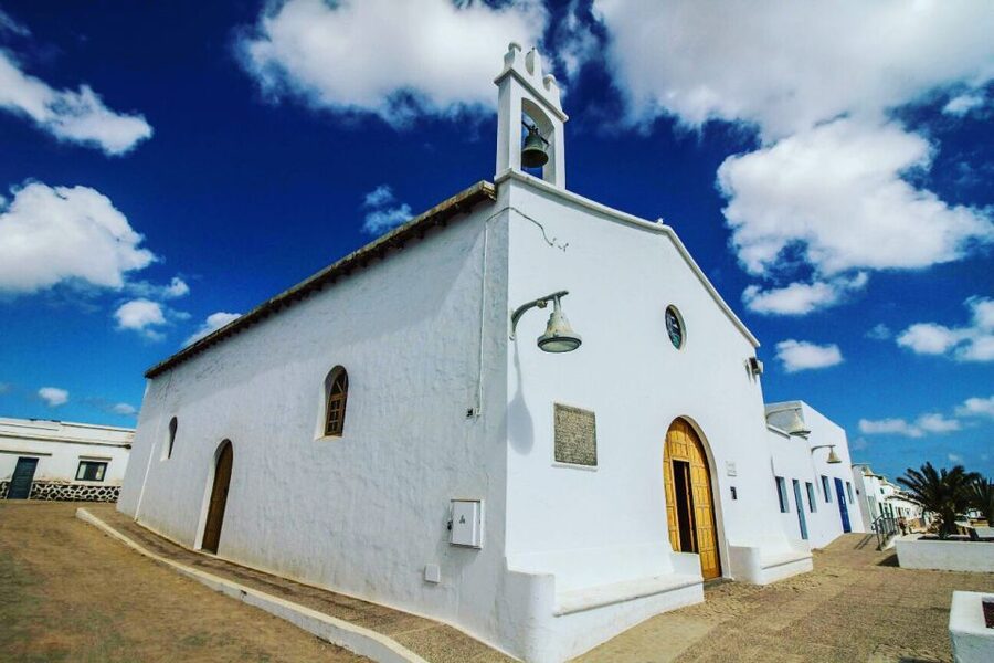Lanzarote: Return Ferry to La Graciosa with Bus Pickup - La Graciosa: Your Hours to Explore (Without a Crowd Schedule)