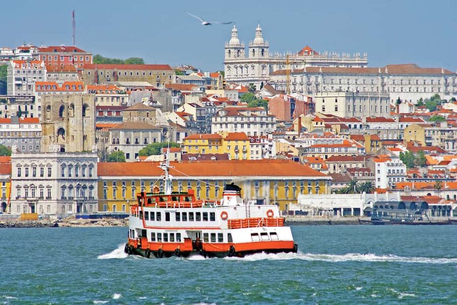 Lisbon Hidden Gems Walk: Traditions, Lunch & Ferry Ride - Meeting at Hotel Mundial and finding the real starting point