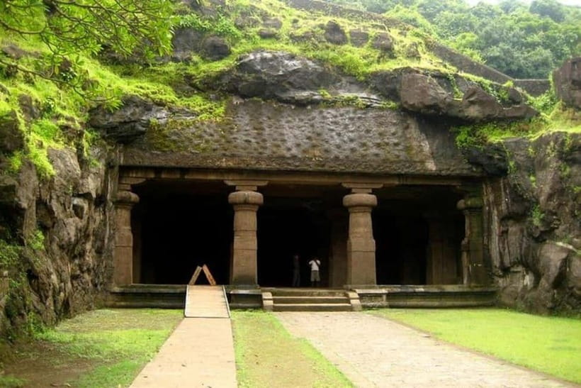 Mumbai: Elephanta Caves Tour with Ferry - Gateway of India: the easy meeting spot and the right starting mood