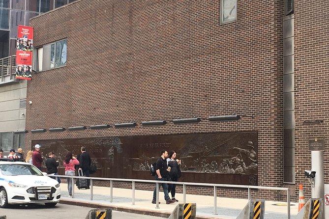 NYC 9/11 Museum and Statue of Liberty Ferry Tickets - Audio guide in 9 languages: independence with structure