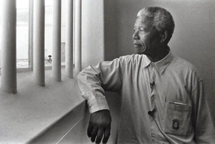 ROBBEN ISLAND MUSEUM TOUR, WITH OPTIONAL LAST MINUTE TICKETS - Entering Robben Island: what your guide is really doing