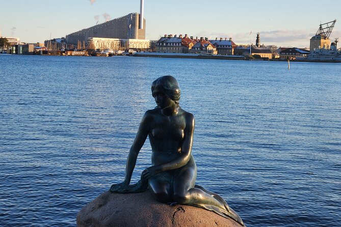 Walk & Canal Tour: Copenhagen Highlights + Changing of the Guards - Starting in the right place: Copenhagen Central Station to Tivoli’s gate
